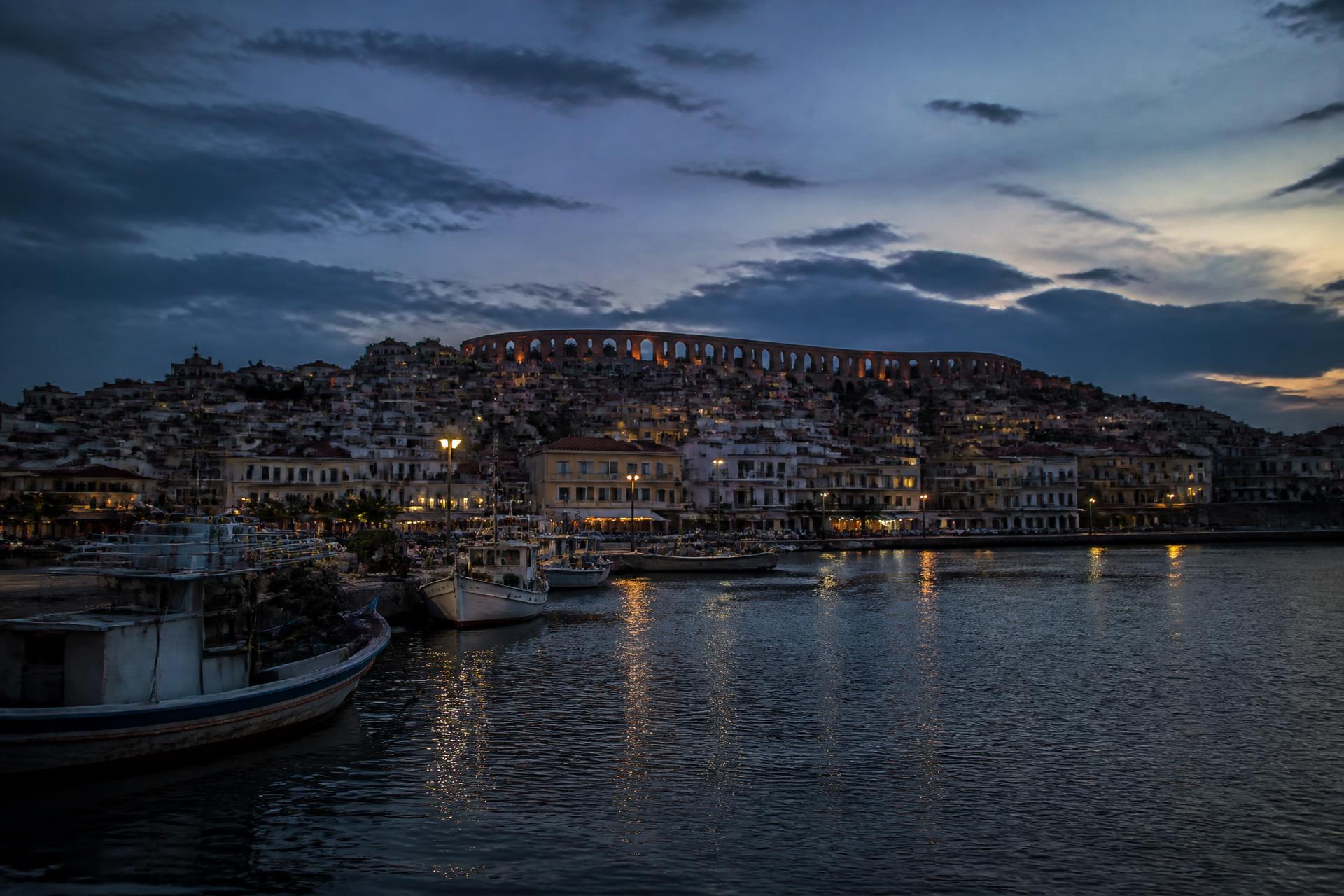 Hafen von Kavala in Nordgriechenland am Abend, darüber das osmanische Aquädukt