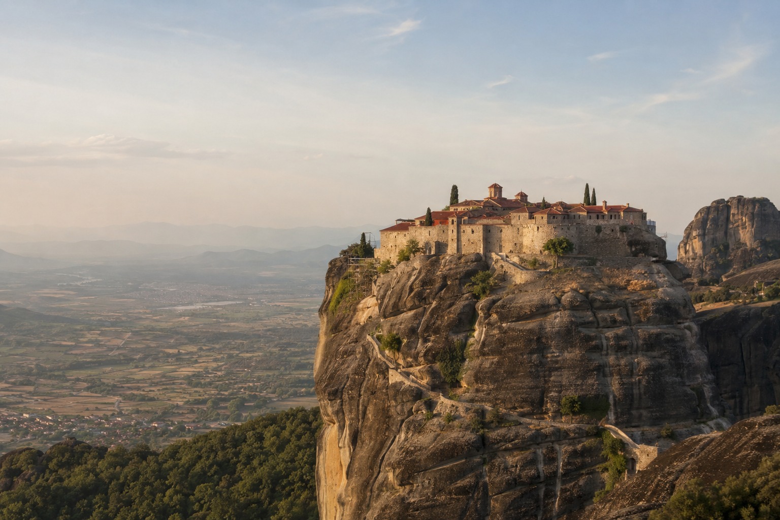 Die Felsentürme der Meteora im Morgenlicht